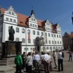 Lutherstadt Wittenberg - Rathaus mit Denkmalen Luther/Melanchton